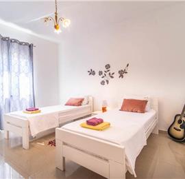 6 bedroom villa with pool near Sveti Lovrec and Poreč, sleeps 12